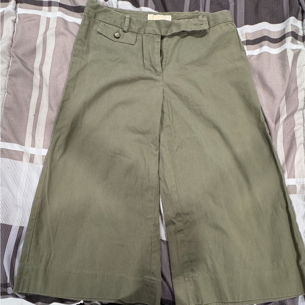 Capri, size 6.
